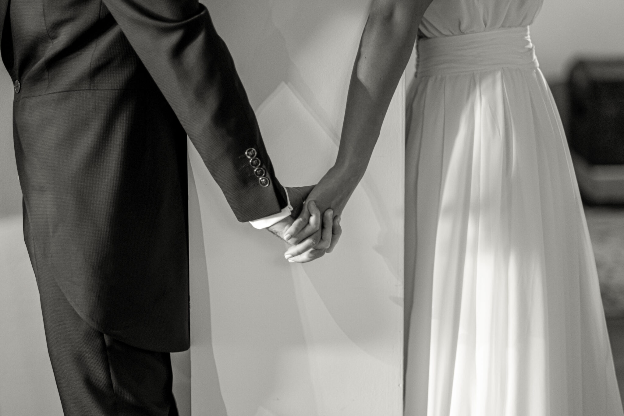 Foto encuentro antes de ceremonia novio y novia blanco y negro detalle manos